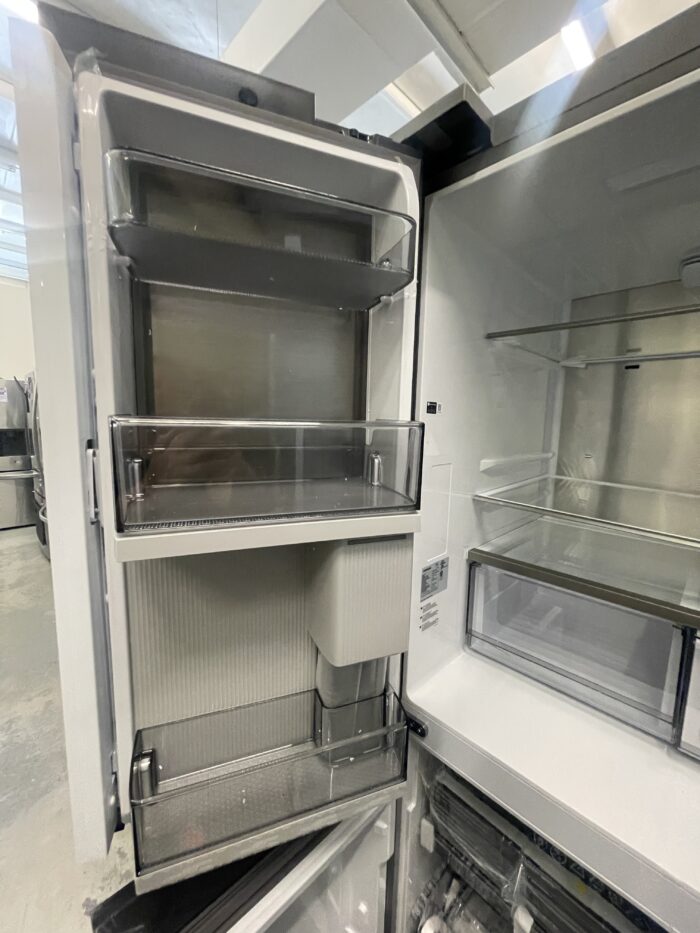 Bespoke 4-Door Flex with Beverage Center in Fingerprint Resistant Stainless Steel - Image 3
