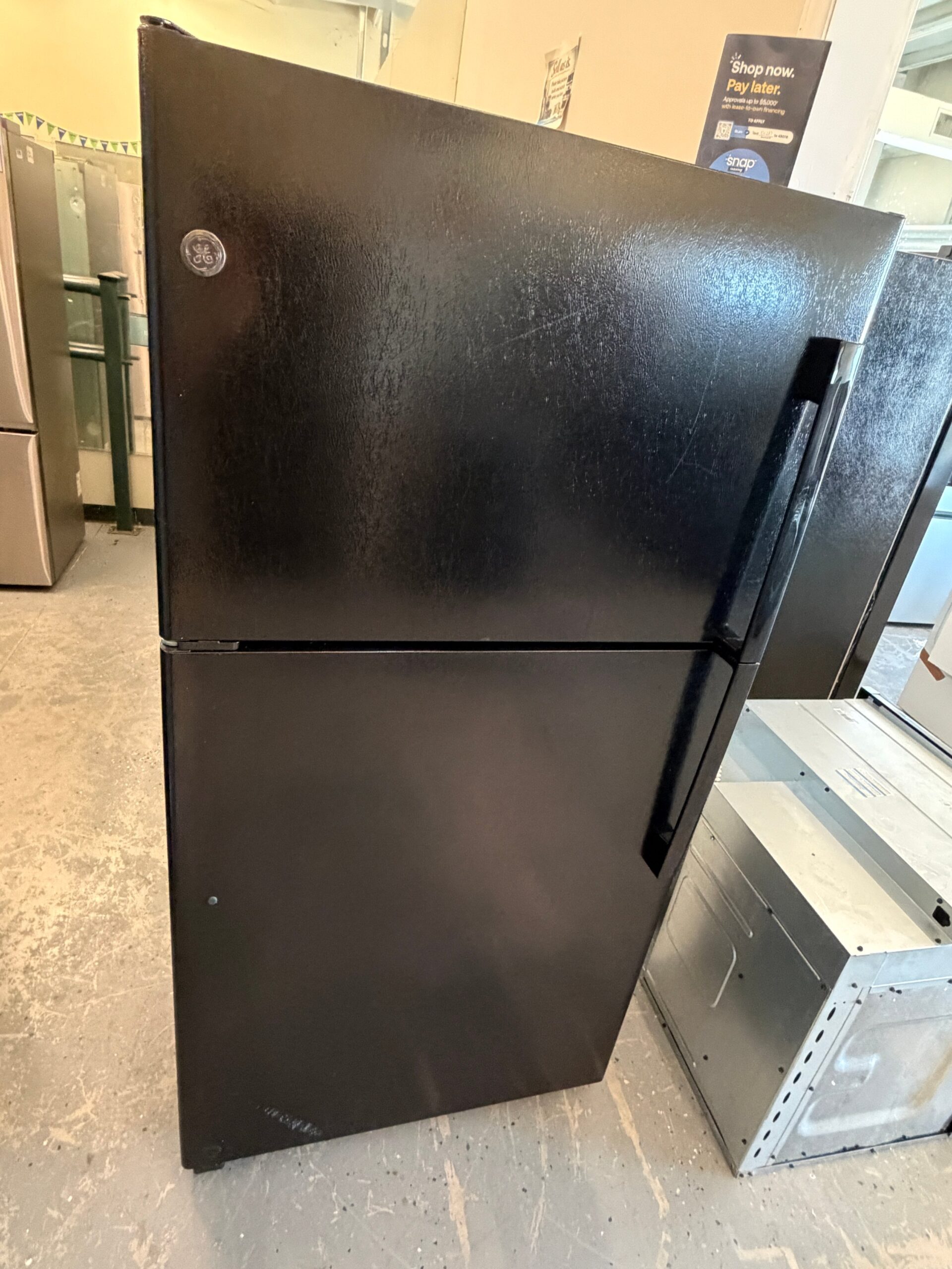 e04b97795585d90d4f9fdbf6af0b1f71c0cebdff9f6d2c986e29411b97f3481a GE 21.9 Cu. Ft. Top-Freezer Refrigerator in Black - Image 1